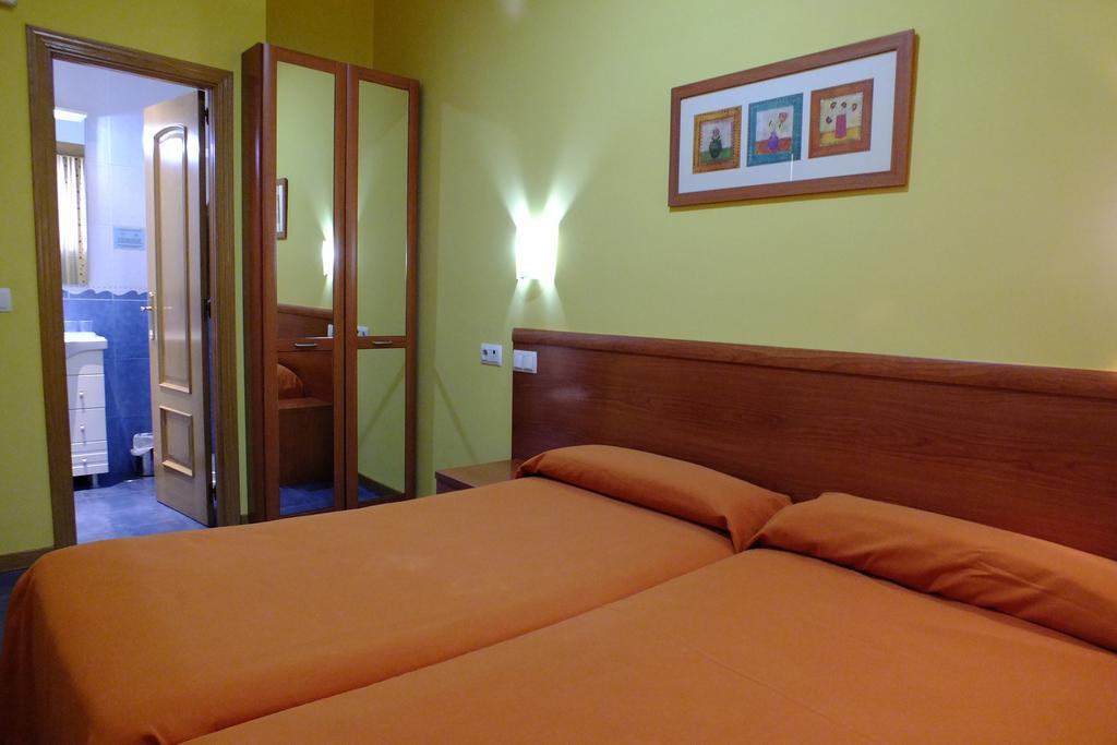 توريخون ذي أرذوث Hostal Los Claveles المظهر الخارجي الصورة